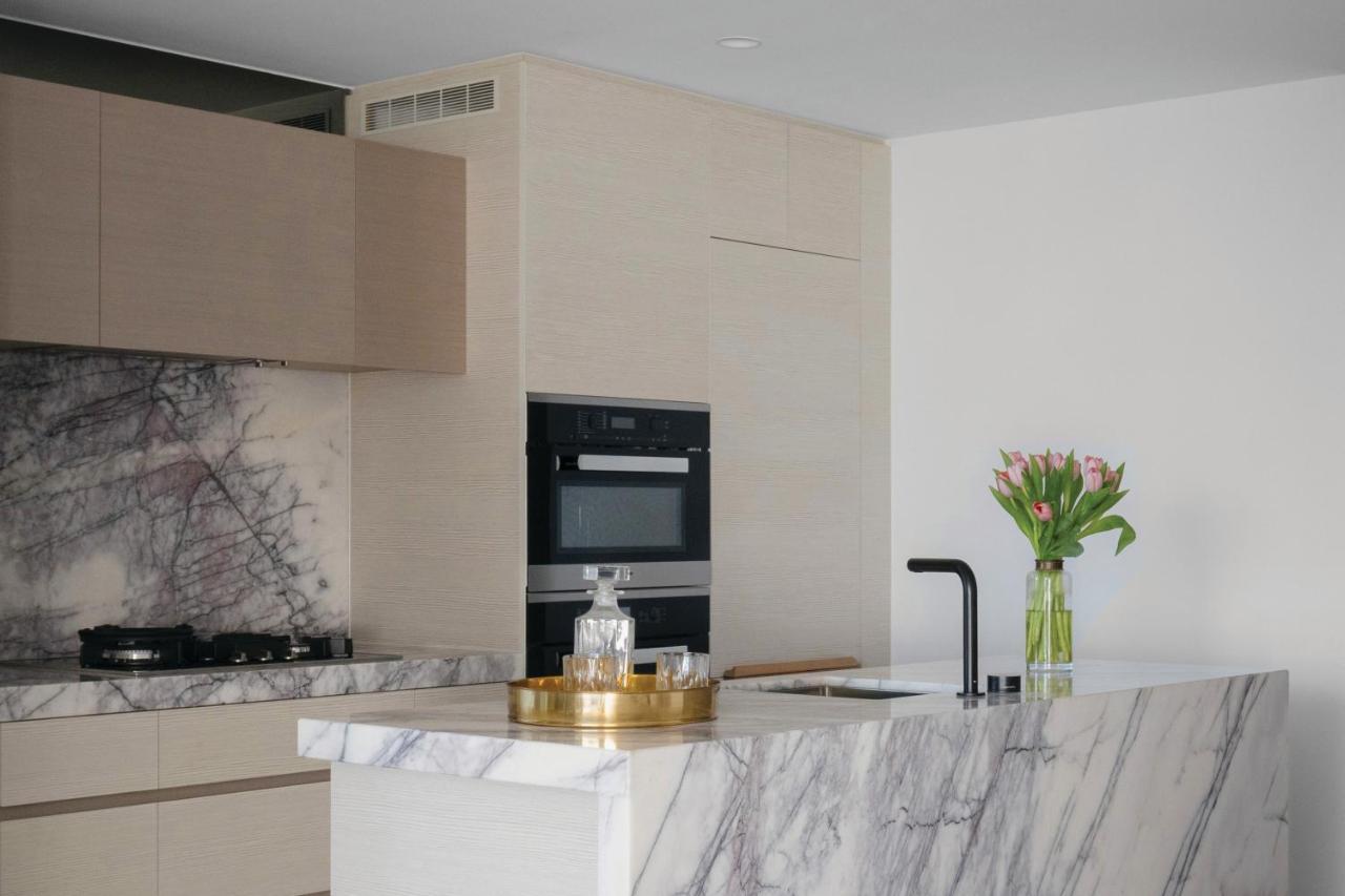 The Langham, Gold Coast And Jewel Residences Exterior foto A kitchen with a marble countertop