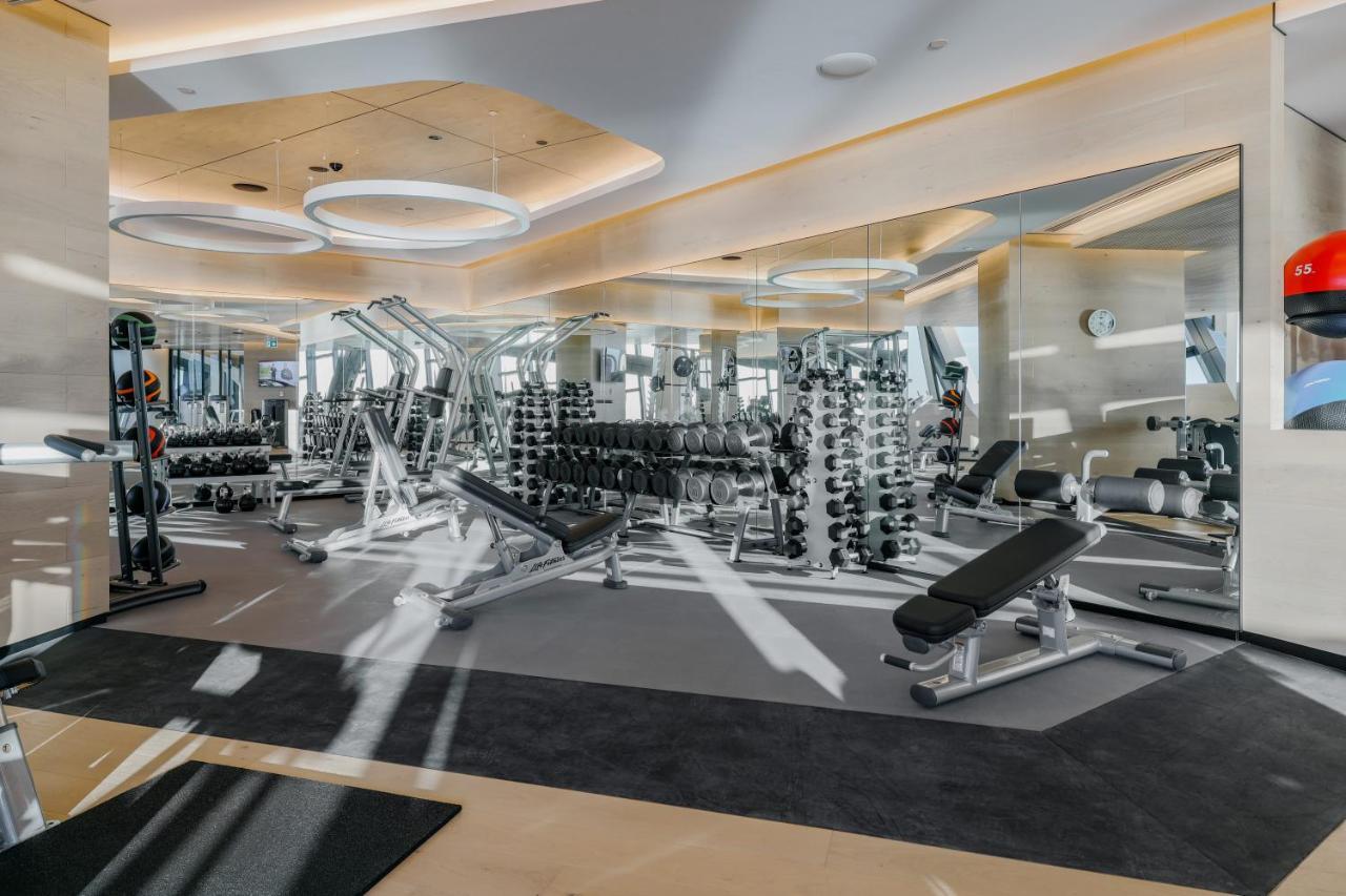 The Langham, Gold Coast And Jewel Residences Exterior foto The gym at the Ritz-Carlton, DIFC