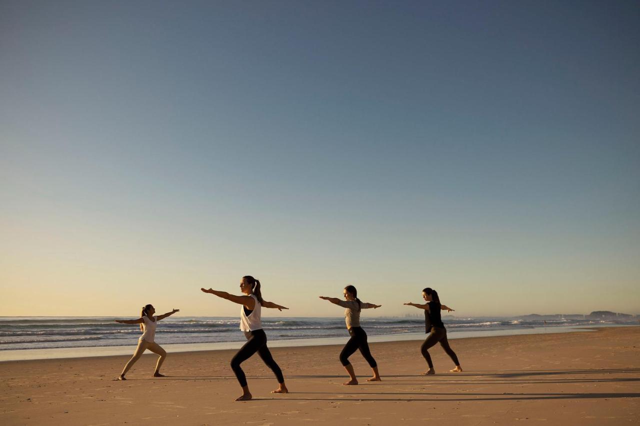 The Langham, Gold Coast And Jewel Residences Exterior foto A yoga class at the beach