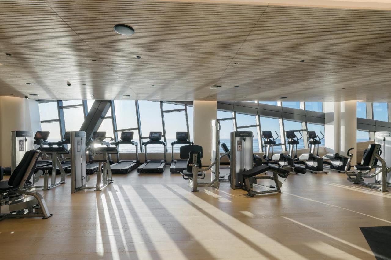 The Langham, Gold Coast And Jewel Residences Exterior foto The gym at the 100th floor