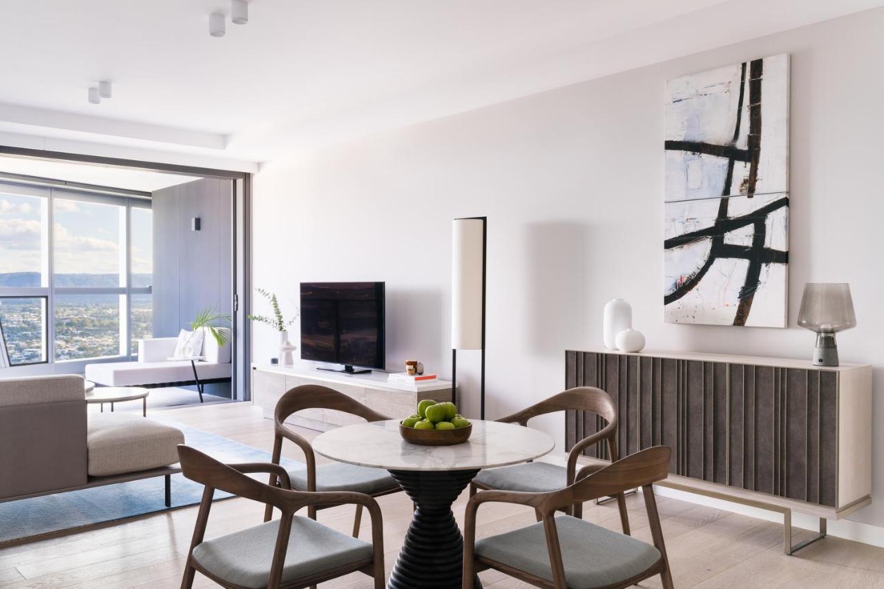 The Langham, Gold Coast And Jewel Residences Exterior foto A living room at The Ritz-Carlton, Downtown, Los Angeles