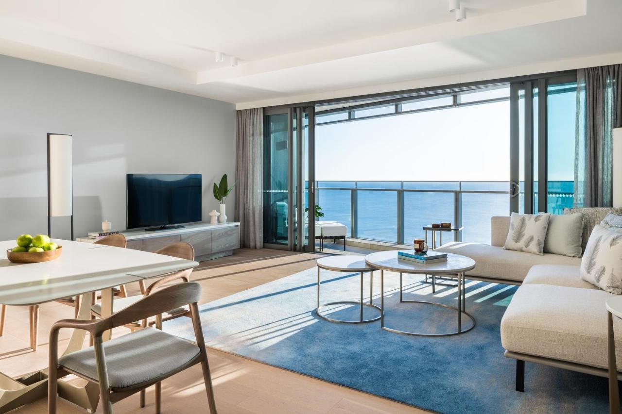 The Langham, Gold Coast And Jewel Residences Exterior foto A living room at the Ritz-Carlton, Maldives