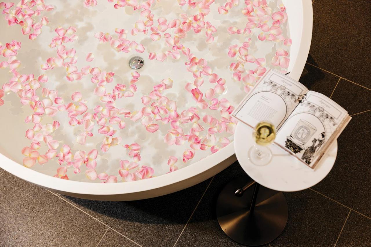 The Langham, Gold Coast And Jewel Residences Exterior foto A bathtub filled with rose petals